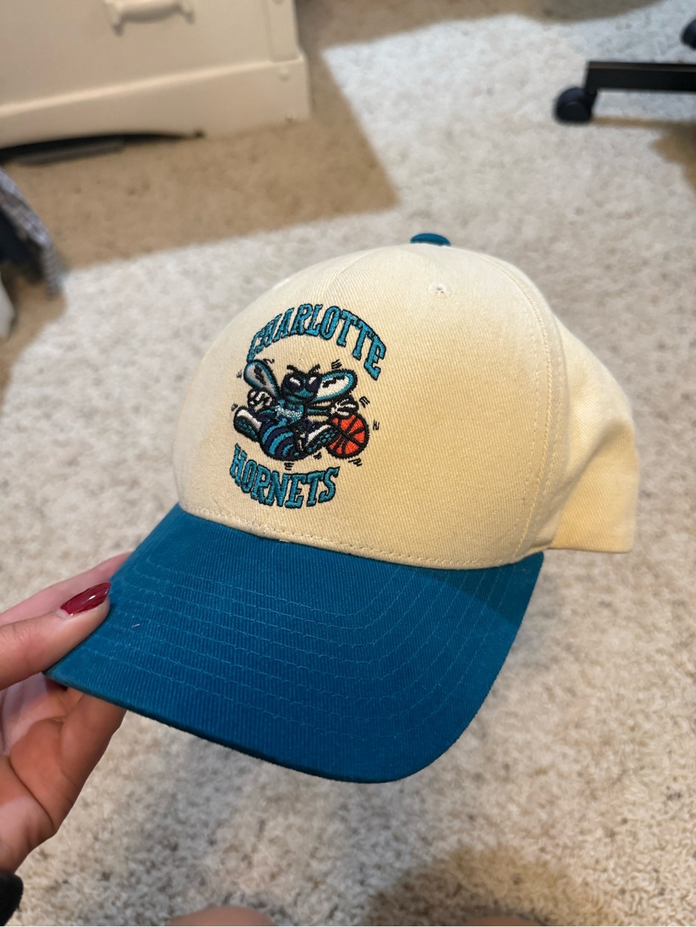 Mitchell & Ness Charlotte Hornets Two-Tone Cap – Cream and Teal